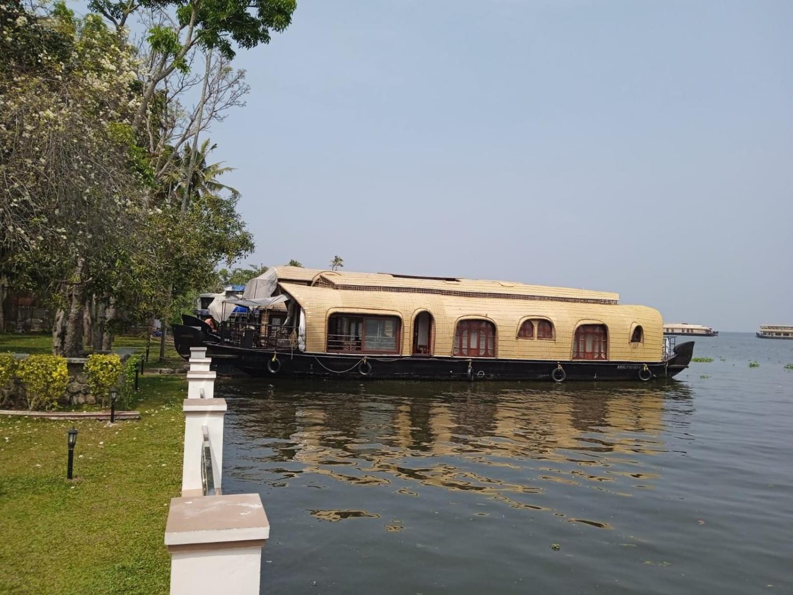 Готель Aqua Castle Houseboat - By Aqua Jumbo Houseboats Alappuzha Екстер'єр фото